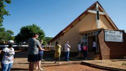 In Südafrika wird gerade gewählt: Wahlvolk vor einer Kirche