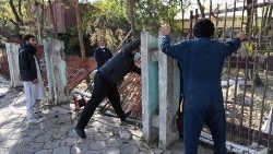 Kabul: si riparano i danni dell'attentato