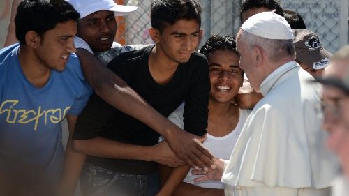 Papst Franziskus mit Migranten und Flüchtlingen bei seinem Besuch auf Lesbos im Jahr 2016