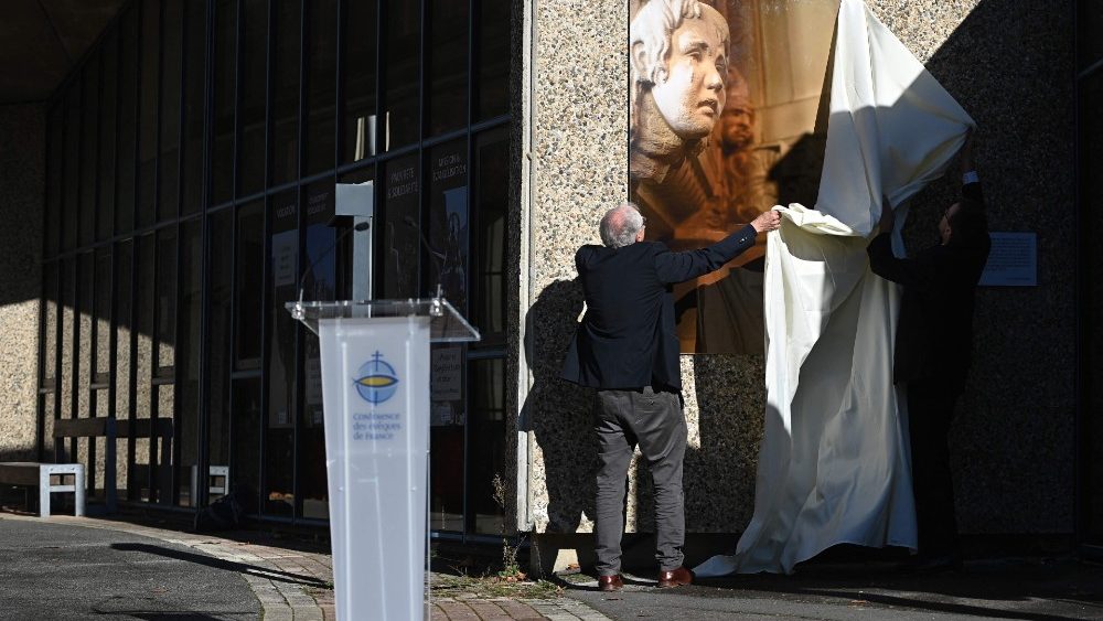 Une photo dévoilée et désormais apposée sur l'hémicycle où se rassemblent les évêques à Lourdes.