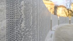 Die Shoah-Erinnerungsmauer in Wien mit den Namen der 64.440 österreichischen Juden, die von den Nazis ermordet wurden 