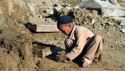 Un bambino al lavoro in una fabbrica di mattoni in Afghanistan