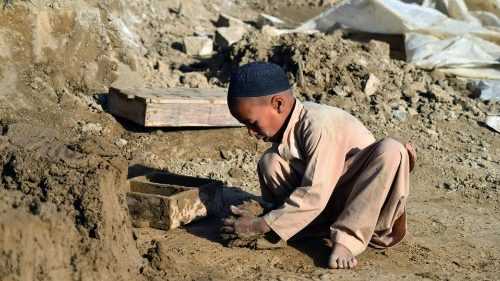Un niño trabajando en una fábrica de ladrillos en Afganistán