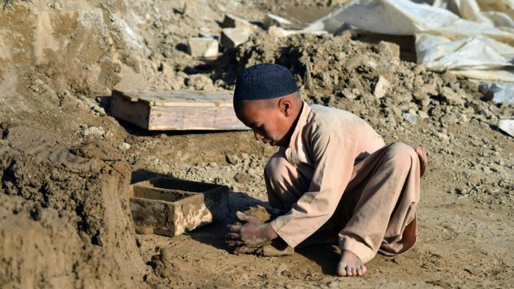 レンガ製造所で働く少年　アフガニスタン