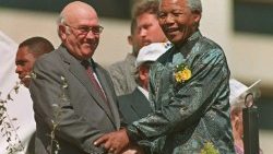 Nelson Mandela está ao lado do ex-presidente e líder do Partido Nacional Frederick W. De Klerk em Pretória. (Photo by Walter Dhladhla)