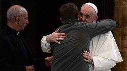 Le Pape étreint un intervenant lors de la rencontre d'Assise, le 12 novembre 2021.