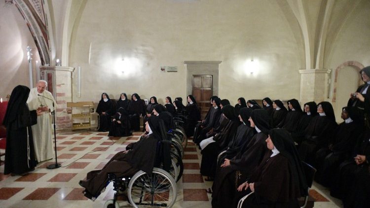 Ferenc pápa a Szent Klára kolostor klarissza nővéreit is meglátogatta  