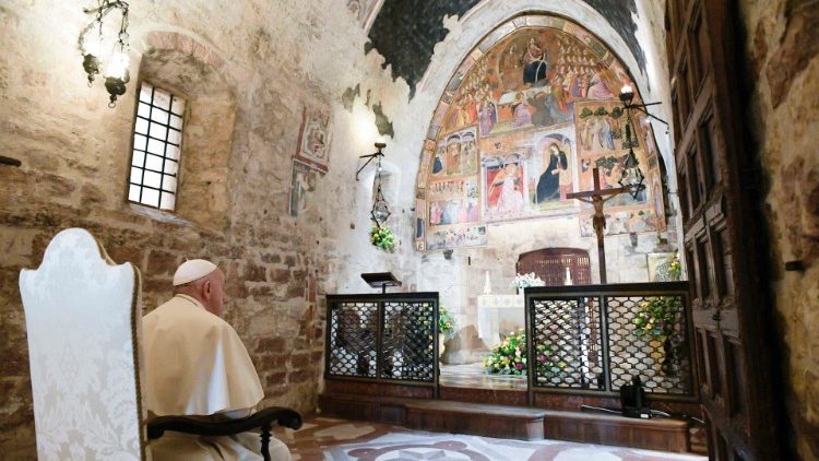 Ferenc pápa imája a Porciunkula kápolnában