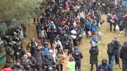 Migranten am Montag an der belarussischen Grenze zu Polen