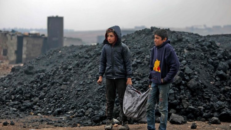 Syrische Kinder beim Kohleschleppen in al-Bab - Aufnahme vom November 2021