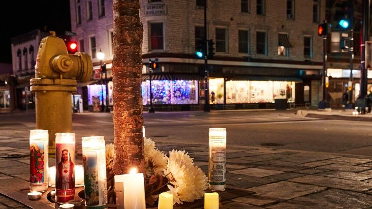 Свечи на месте массового убийства в Уокешо