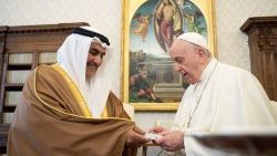 Archive photo of Pope Francis receiving Sheikh Kahlid bin Ahmed Al Khalifa, Special Envoy of the King of Bahrain, on 25 November 2021