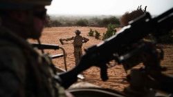 Soldado do exército britânico da Missão de Estabilização Integrada Multidimensional das Nações Unidas no Mali (MINUSMA), tenta detectar possíveis minas terrestres, em Menaka, Mali