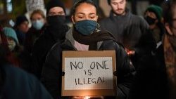 „Niemand ist illegal" - Protest gegen die britische Regierung nach dem Migrantenunglück im Ärmelkanal