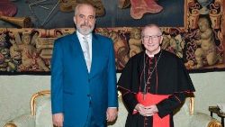 Le Premier ministre albanais, Edi Rama, et le Secrétaire d'État du Saint-Siège, le cardinal Pietro Parolin, samedi 27 novembre 2021 au Vatican. 