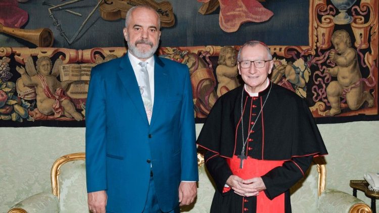 Le Premier ministre albanais, Edi Rama, et le Secrétaire d'État du Saint-Siège, le cardinal Pietro Parolin, samedi 27 novembre 2021 au Vatican. 
