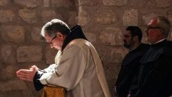 Patton beim Gebet in der Geburtskirche Jesu in Betlehem