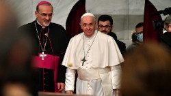 Patriarch Pizzaballa (links) und Papst Franziskus in Nikosia