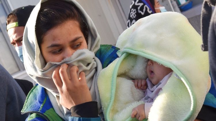 Migrantin mit Baby in einem Flüchtlingscamp in Lesbos