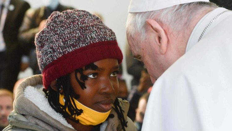Papst Franziskus bei einem Treffen mit Migranten und Flüchtlingen auf der griechischen Insel Lesbos (2021)