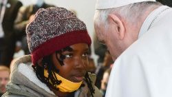Il Papa saluta una rifugiata nel campo di Lesbo (Viaggio apostolico in Grecia 4-6 dicembre 2021)