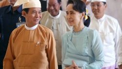 Aung San Suu Kyi e l'ex presidente Win Myint in una foto del 30 marzo 2018 (Afp)