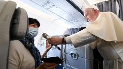 Mal andersrum: der Papst hält einer Journalistin auf seinem Rückflug von einer Reise nach Zypern und Griechenland das Mikro, 6. Dezember 2021