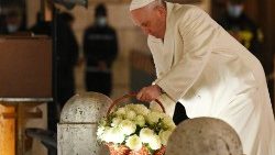 Le Pape François rend hommage à la Vierge Marie Place d'Espagne, le 8 décembre 2021