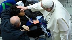 Le 13 décembre 2021, le Pape François reçoit des personnes handicapées dans la salle Paul VI du Vatican.