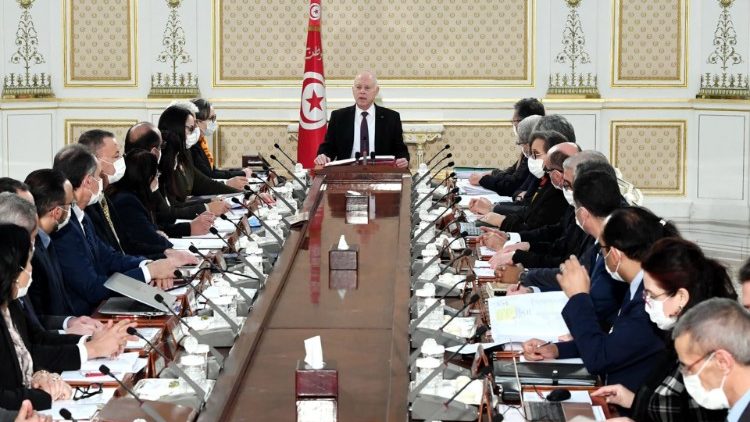 Kais Saied, le président tunisien en réunion avec le Premier ministre Najla Bouden, à Tunis le 13 décembre 2021. 