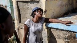 Femme haïtienne désemparée après l'explosion d'un camion-citerne dans la ville de Cap-Haïtien, le 14 décembre 2021 