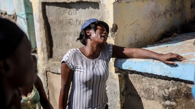 Femme haïtienne désemparée après l'explosion d'un camion-citerne dans la ville de Cap-Haïtien, le 14 décembre 2021 