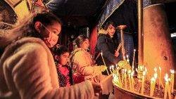 Junge Christinnen und Christen entzünden Kerzen vor der Grotte der Geburtskirche, eine Woche vor Weihnachten in der biblischen Stadt Bethlehem.