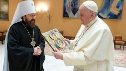 El Papa Francisco con el metropolitano Hilarión (foto de archivo)