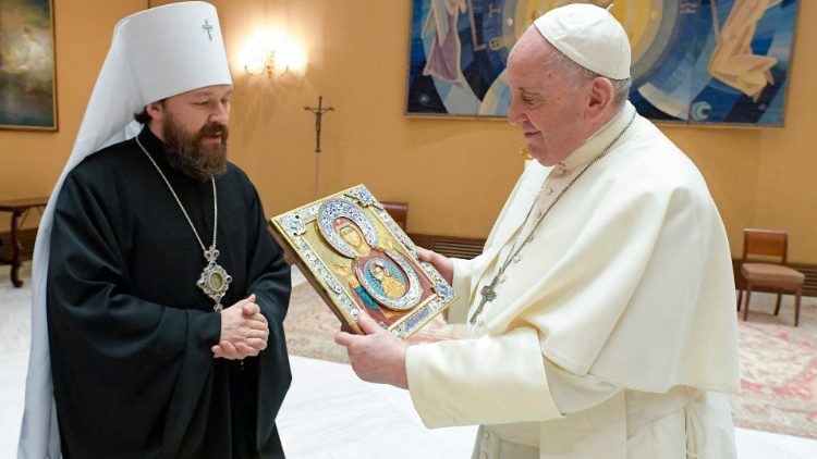 Papa Francesco in una foto d'archivio con il metropolita Hilarion