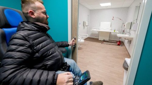 Arnaund Kremer vor dem ersten "Change Room" für Menschen mit Behinderung in der französischen Stadt Nancy