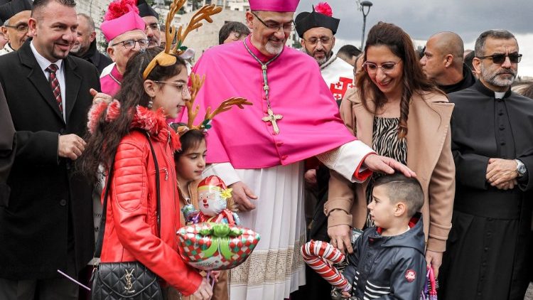 Mgr Pierbattista Pizzaballa, Patriarche latin de Jérusalem, non loin de l'église de la Nativité à Bethléem, le 24 décembre 2021.