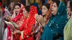 Cristãos na Missa de Natal na Igreja de Saint Andrew, em Karachi.