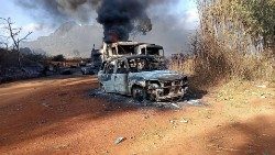 Veículos queimados em Hpruso, Estado de Kayah. (AFP Photo/Karenni Nationalities Defense Force - KNDF)