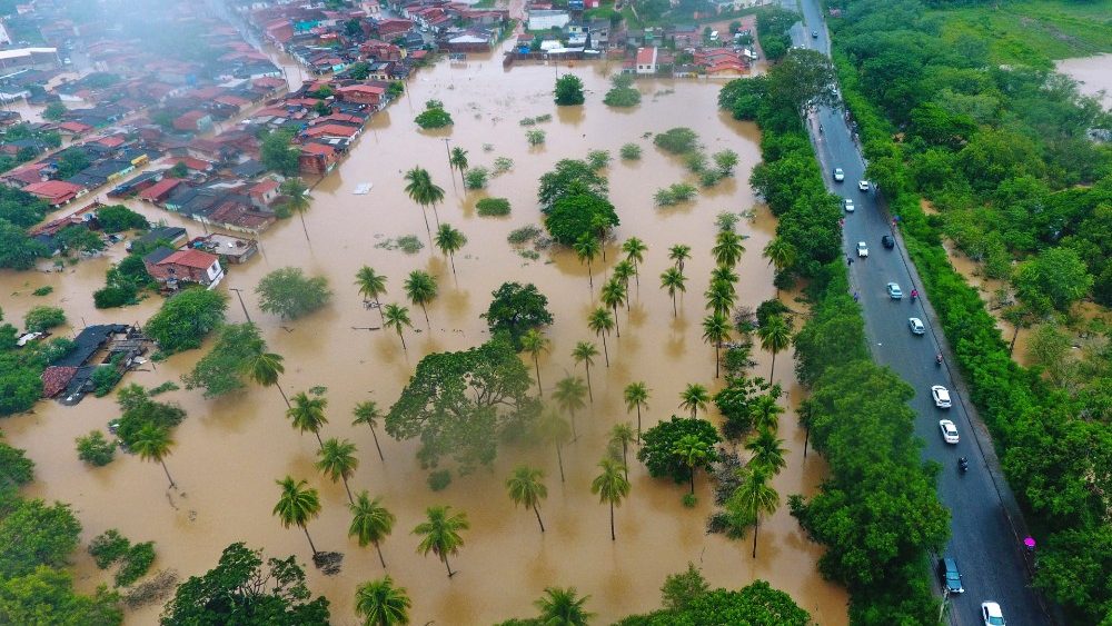 Vista aérea de enchentes causadas por fortes chuvas em Itapetinga, na Bahia, em 26 de dezembro de 2021 (AFP)
