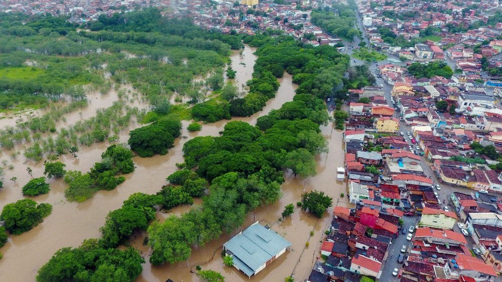 Vista aérea de enchentes causadas por fortes chuvas em Itapetinga, na Bahia, em 26 de dezembro de 2021 (AFP)