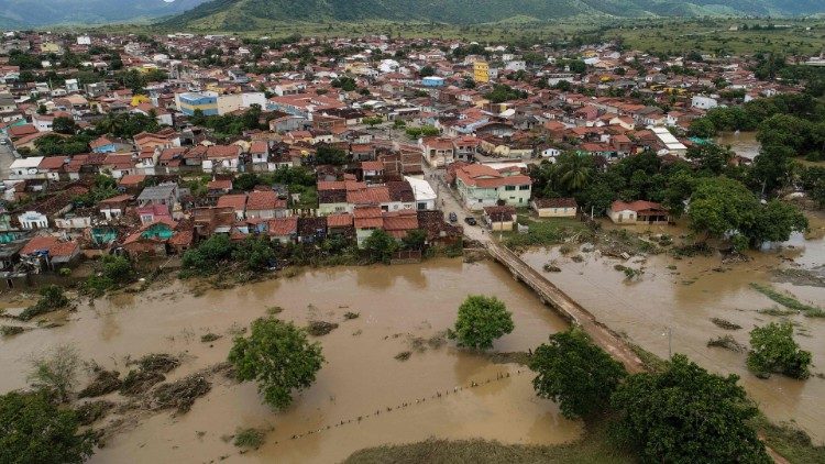 Vista aérea de uma área inundada em decorrência das fortes chuvas em Itambé, no centro-sul da Bahia (AFP)
