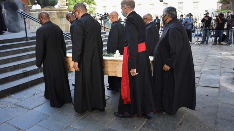 O caixão de madeira de pinho do arcebispo Tutu é levado para a Catedral de São Jorge, na Cidade do Cabo, onde permanecerá
