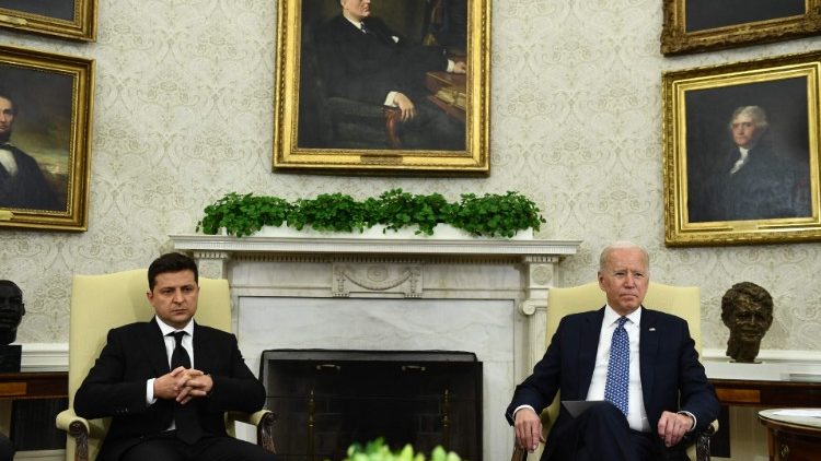बांये यूक्रेन के राष्ट्रपति वलोडिमिर ज़ेलेंस्की और दीहिने अमेरिकी राष्ट्रपति जो बिडेन 