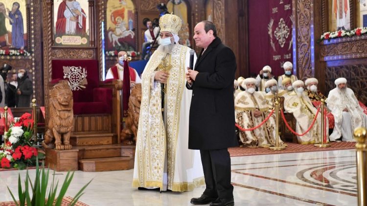 Na snímku vydaném egyptským prezidentským úřadem 7. ledna 2022 je prezident Abdel Fattah as-Sísí (vpravo), který hovoří spolu s alexandrijským papežem a patriarchou Stolce svatého Marka Tawadrosem II. během koptské pravoslavné vánoční mše  v katedrále Narození Krista v egyptském hlavním městě, 45 km východně od Káhiry, 6. ledna 2022. (Foto: EGYPTSKÉ PREZIDIUM / AFP) 