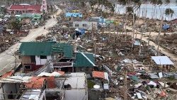 Разрушенията в гр.Бургос след опустошителния тайфун "Рай" във Филипините