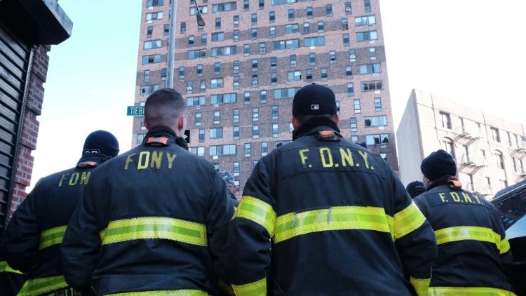 ब्रोंक्स अपार्टमेंट में आग रविार को आग लग गई थी।