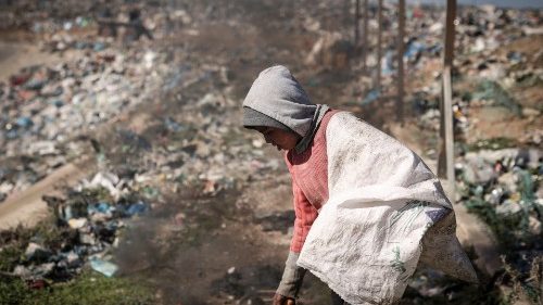 Un Palestinien collecte des déchets dans un dépotoir de la bande de Gaza, le 17 janvier 2022
