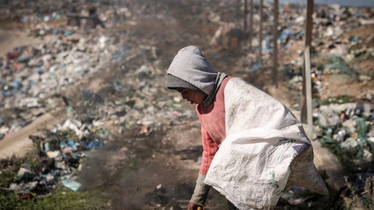 Un Palestinien collecte des déchets dans un dépotoir de la bande de Gaza, le 17 janvier 2022