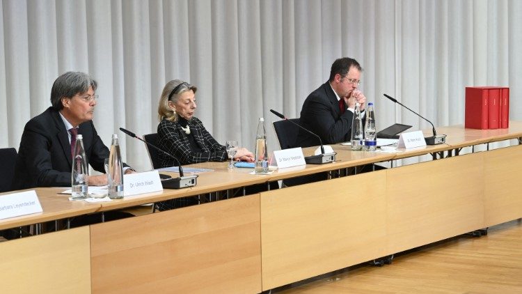 जर्मनी के म्यूनिख शहर में पत्रकार सम्मेलन में प्रस्तुत का गई रिपोर्ट, 20.01.2022